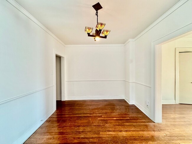 Building Photo - 1 Bedroom, 1 Bath Apartment - East Dallas