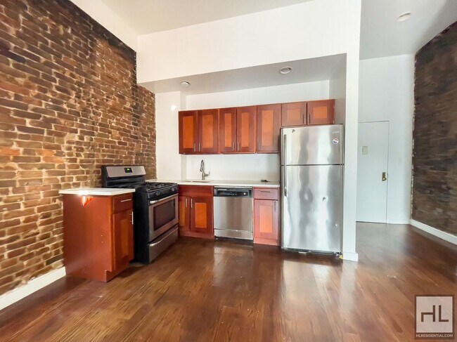 Building Photo - Spacious Crown Heights 2-Bed 1-Bath / Expo...