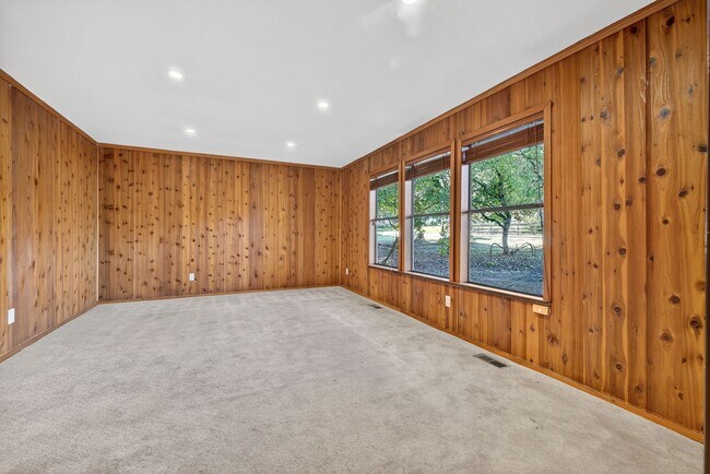 Building Photo - Charming 3-Bed / 2-Bath Retreat on Over an Acre in Sebastopol