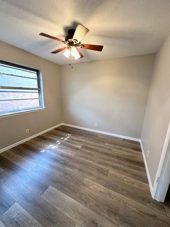Building Photo - 3 Bed 2 Bath Fully Remodeled!