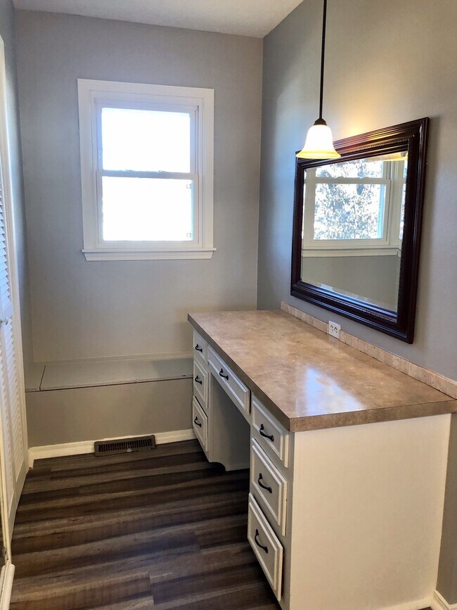 Building Photo - Beautiful  4 bedroom Remodeled Home in Ravenwood  Springfield MO