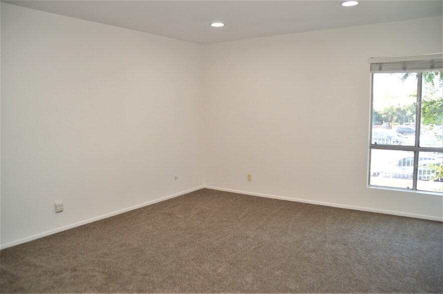 Building Photo - 6050 Canterbury Dr