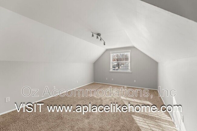 Building Photo - 7404 Village Dr