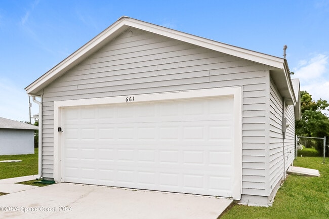 Building Photo - 661 SW Prado Ave