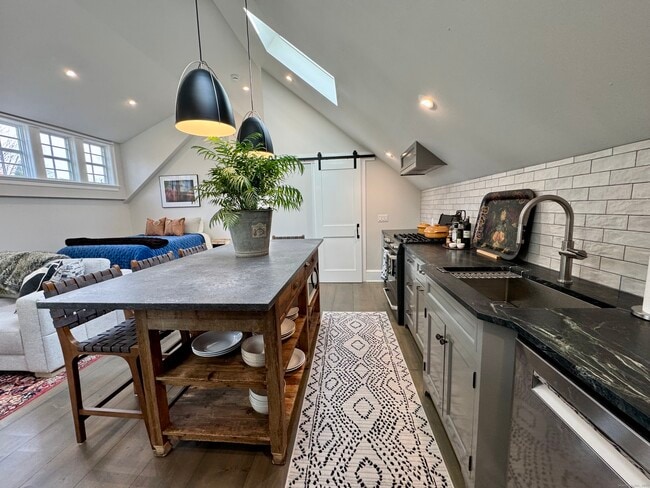 Building Photo - 67 Kings Hwy N