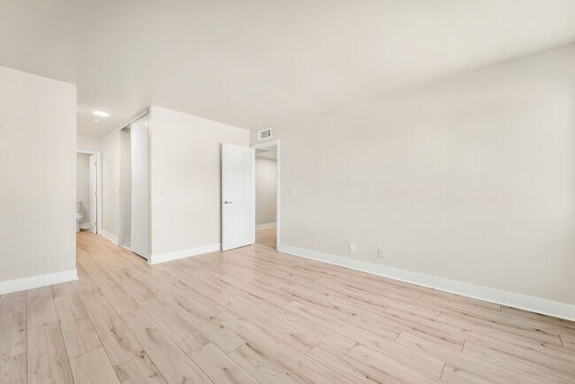 Building Photo - 1405 Vegas Valley Dr