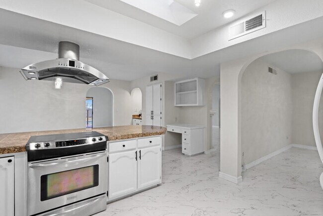 Building Photo - 8500 Mountain View Dr