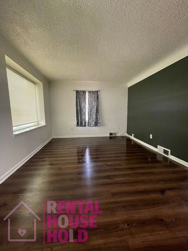 Building Photo - ~ 3 BEDROOM 1.5 BATH~ FREE PRE-SCREEN