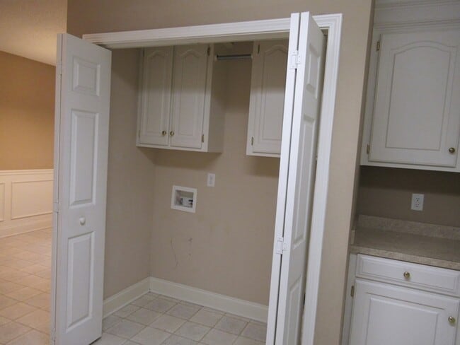 Building Photo - 3760 Beacon Dr