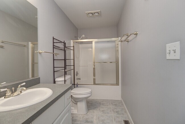 Building Photo - 16046 S Fairfield Dr