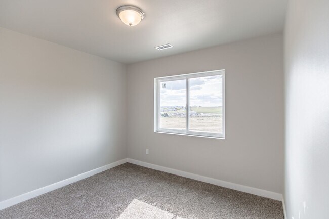 Building Photo - 3 Bed, 2.5 Bath Duplex in Royal City