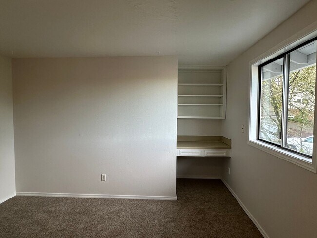 Building Photo - Beautiful 4BD Home | Fireplace, Fenced Backyard, Deck, Garage & A/C