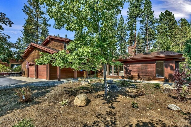 Building Photo - Perfect Location