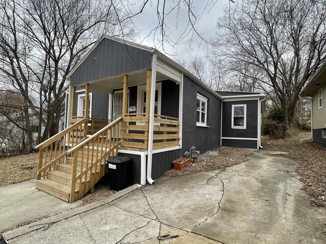 Building Photo - 1120 E 84th Terrace