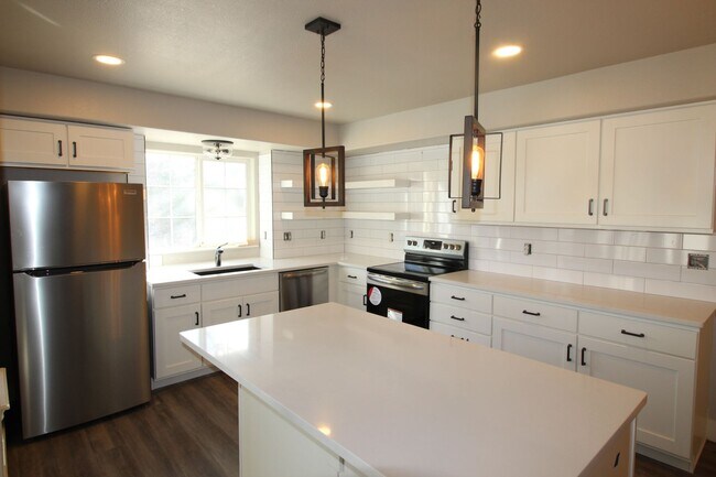 Building Photo - Incredible condo with 2 car garage