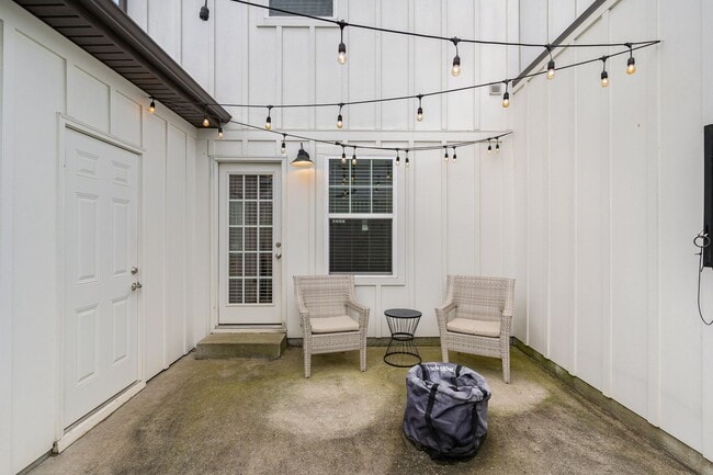Building Photo - 2 Bed 2.5 bath Bellevue townhome 1,152 SqFt