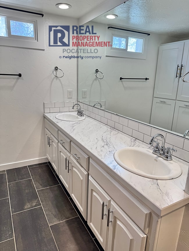 Building Photo - 3 bed 2 bath house - 1 car garage - PET FRIENDLY