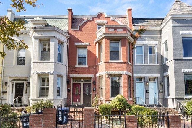 Building Photo - 814 11th St NE