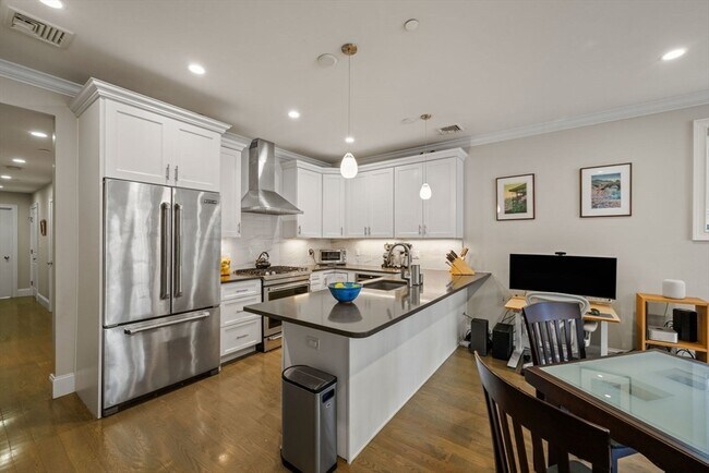 Building Photo - 205 W 8th St