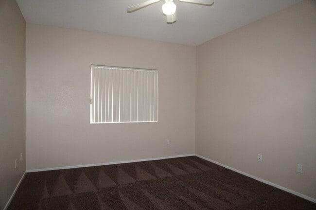 Building Photo - Amazing 2 BD 2 BA Condo in a Gated Community