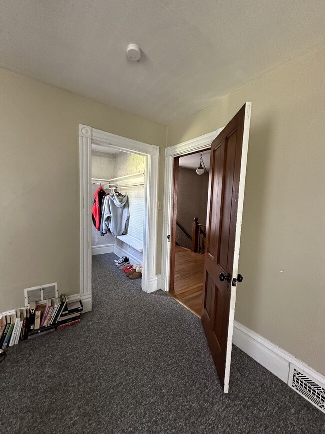 Building Photo - Superb 3 Bed 2 Bath close to UWEC! Availab...