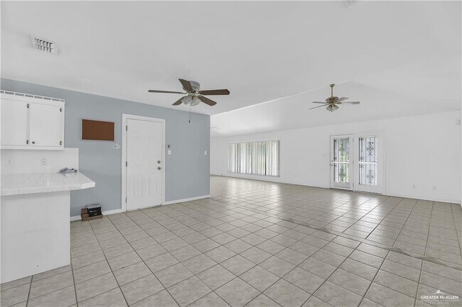 Building Photo - 20 Meadow Way Dr