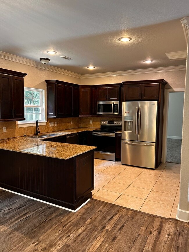 Building Photo - 3 Bedroom 2 Bathroom home. Available NOW!