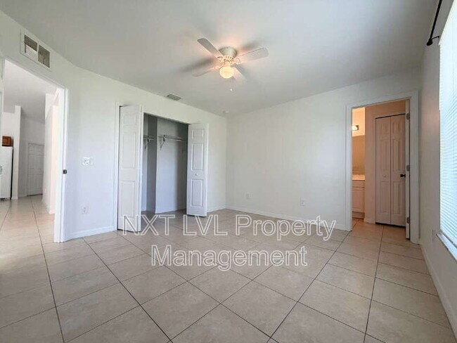 Building Photo - 842 SW 39th Terrace