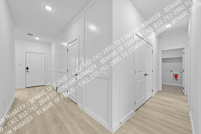 Building Photo - 2229 Maple Ridge Dr