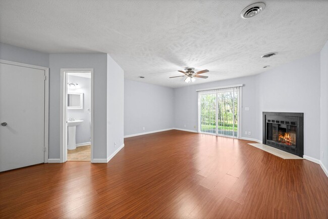 Building Photo - 2 Bedroom Condo For Rent Near Post!