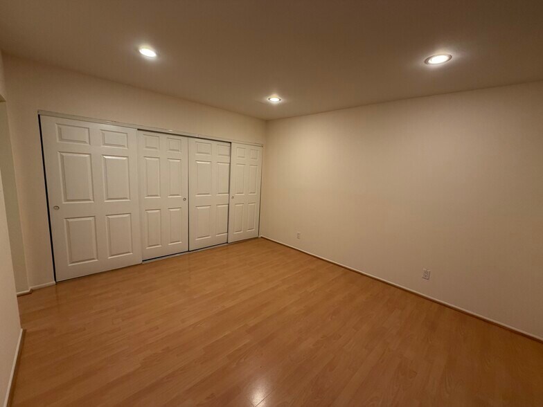 Building Photo - 1523 E Windsor Rd