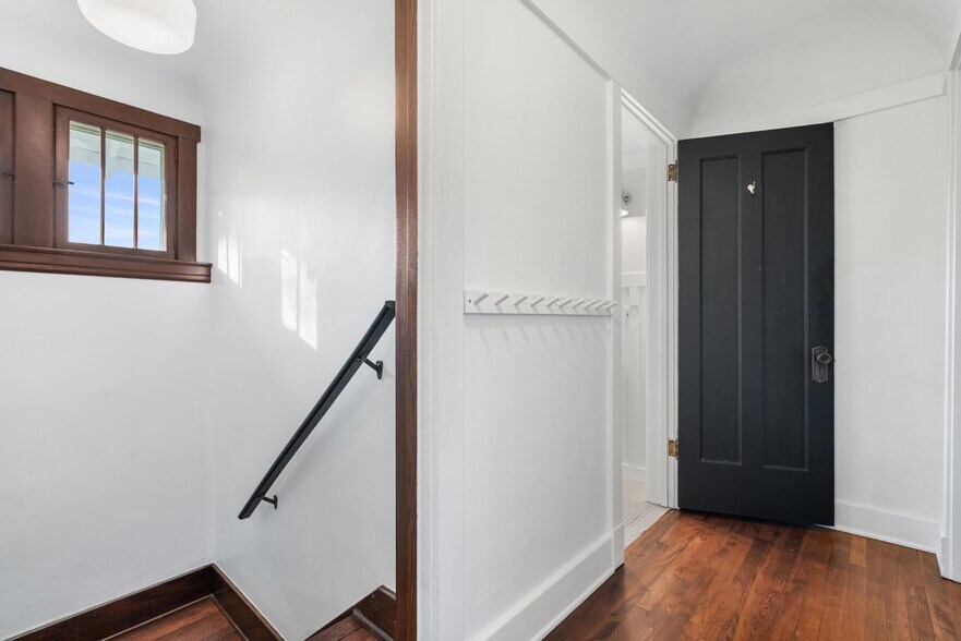 Building Photo - 127 Trowbridge St NE