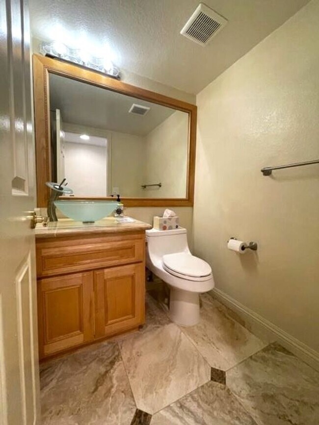 Building Photo - Gorgeous Bonita  home with a pool