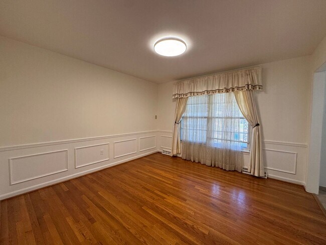 Building Photo - Spacious 4 Bed 2/2 Bath Home with Park-Lik...