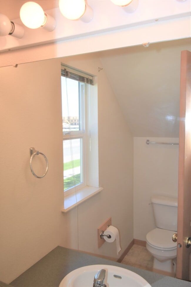 Building Photo - 3Bed 1.5Ba Townhouse with GARAGE! Great Location!