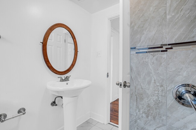 Building Photo - 906 E 39th St