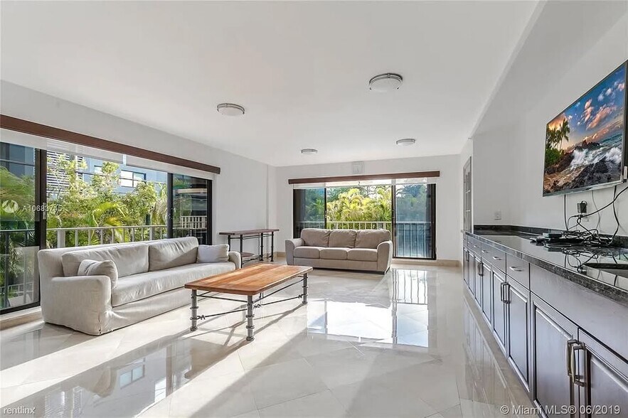 Building Photo - 575 Crandon Blvd