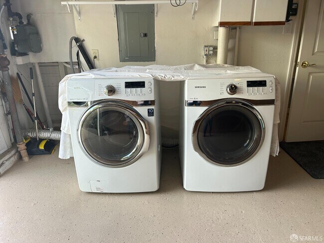 Building Photo - 255 Molimo Dr