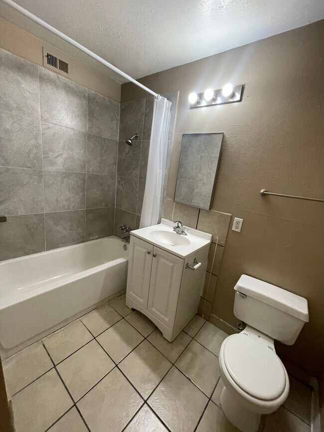 Building Photo - 50% OFF Your First Month's Rent with Approved Credit