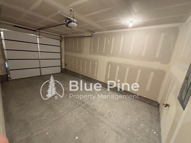 Building Photo - 2390 Caliber Pl