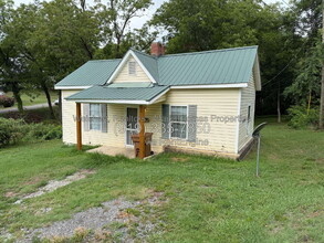 Building Photo - 320 E Morehead St