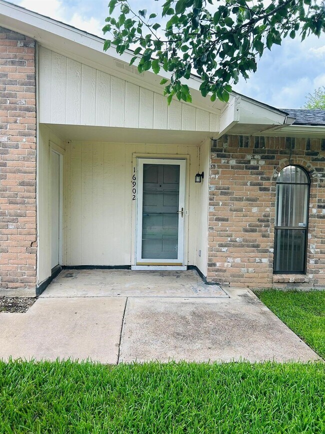 Building Photo - 16902 Castle Fraser Dr