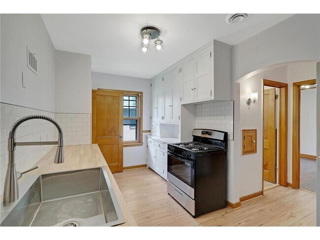 Building Photo - 5445 Chicago Ave