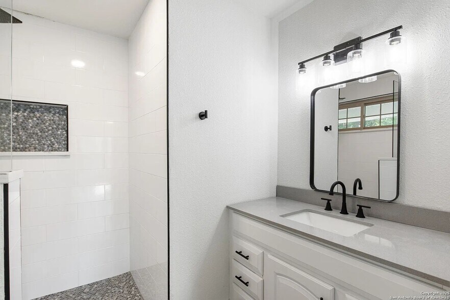 Building Photo - 123 E Brandon