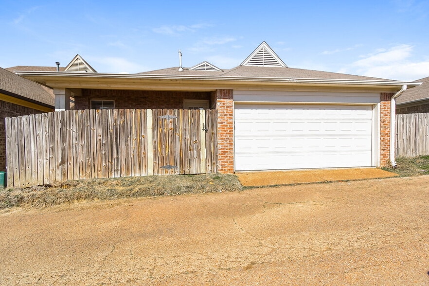 Building Photo - 10173 Evening Hill Dr