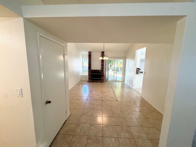 Building Photo - Beautiful West Palmdale Home