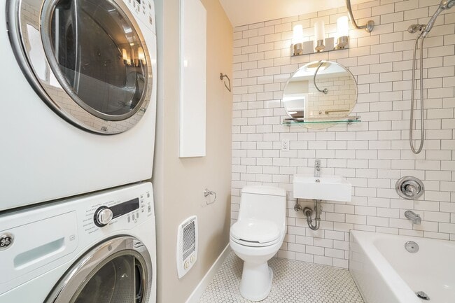 Building Photo - Inviting 3bed Seattle Home with Garage, Yard, and Parking!
