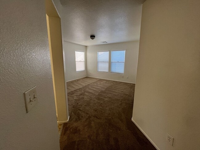 Building Photo - 3 Bedroom / 2.5 Bath Southwest Home