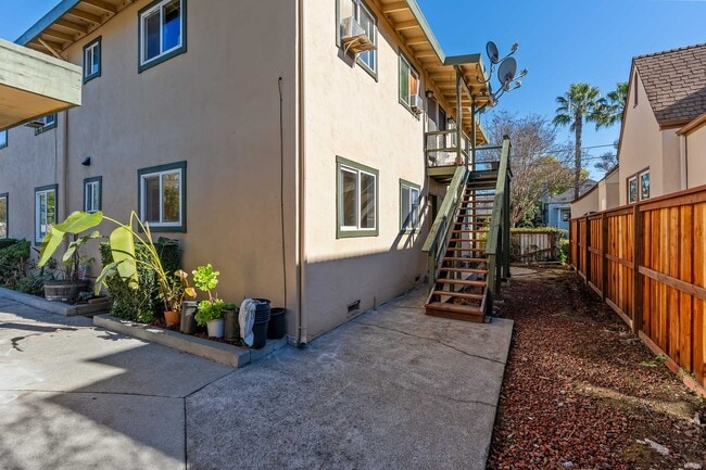 Building Photo - 1305-1321 Laurel Street