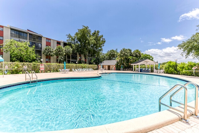 Building Photo - 2200 S Cypress Bend Dr